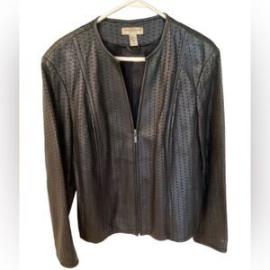 VALERIE STEVENS SIZE LARGE BLACK PERFORATED LEATHER ZIP COLLARLESS JACKET